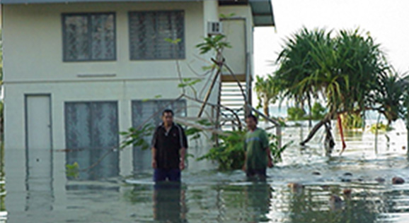 キリバスの島々ではすでに海水で水浸しになる時も　写真提供：ケンタロ・オノ氏（一社）日本キリバス協会代表理事