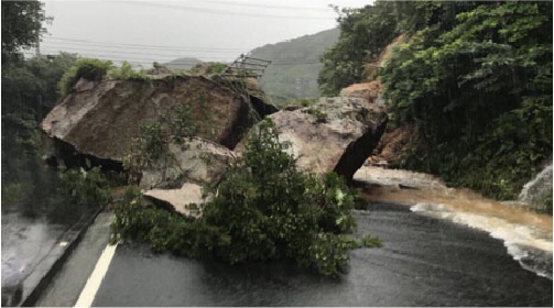 記録的大雨による土砂崩れの様子の写真